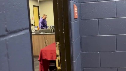 真香！约基奇首次品尝墨西哥卷饼 12年前他在🌮广告中被选中！