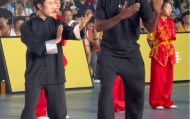 咏春卡！伦纳德现场学习咏春拳，一招一式和抱拳礼都有模有样