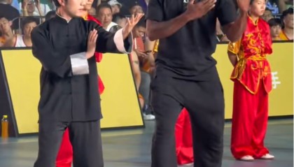 咏春卡！伦纳德现场学习咏春拳，一招一式和抱拳礼都有模有样